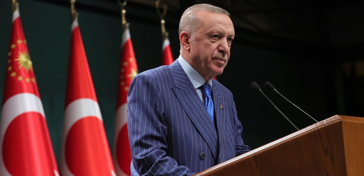 Cumhurbaşkanı Recep Tayyip Erdoğan, ev sahibi olmak isteyenler için kredi paketlerini açıkladı. Erdoğan, konut alacaklara kamu bankalarından cazip faiz oranlarıyla uzun vadede kredi sunulacağını duyurdu. 120 ay vadeli konut kredileri için 0.89 ve 0.99 olarak iki farklı faiz oranı sunulacak. 