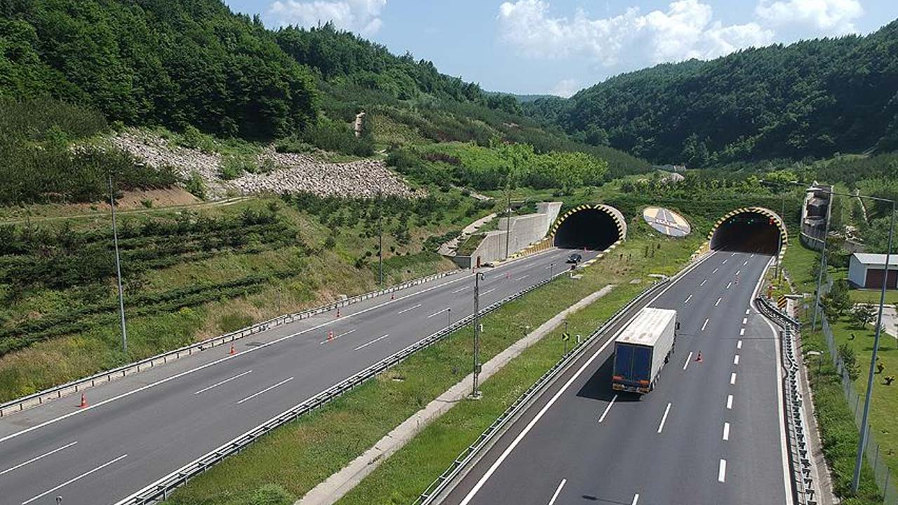 Türkiye’nin en önemli karayolu geçiş güzergahı olan Bolu Dağı Tüneli İstanbul yönünde bulunan viyadüklerde genleşme derzi değişimi çalışması başlatılacak.