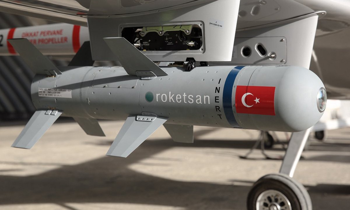 Videolarda bir savaş gemisinin drone’larla batırılması da dahil olmak üzere Rus askerlerine karşı Bayraktar TB2’lerin üstün performansı gözler önüne serilirken, kaydedilen ses kayıtlarında Rus askerlerinin kendilerine ateş etmeye devam eden Bayraktarlardan yakındığı ortaya çıktı.