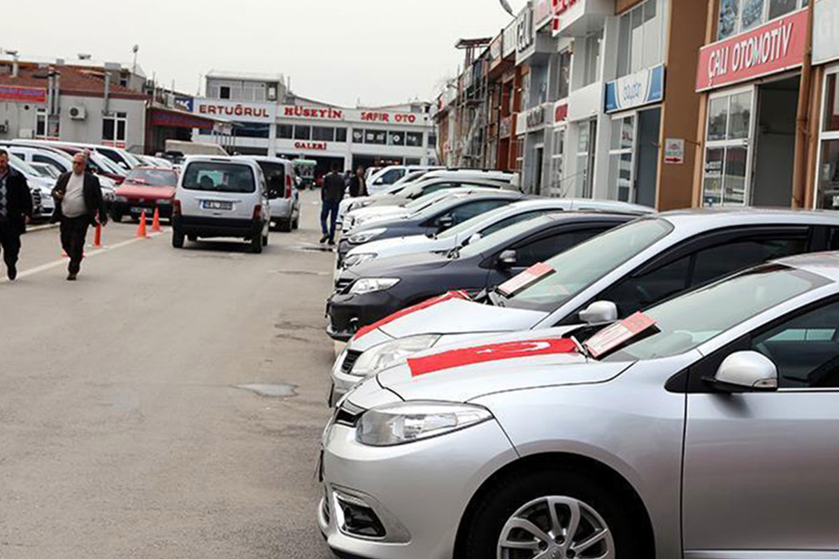 Geçtiğimiz aylarda yapılan ÖTV matrah düzenlemesi ile yeni oranlar bazı sıfır araba fiyatlarına ÖTV indirimi olarak yansımıştı. ÖTV matrahı kararına göre motor silindir hacmi 1600 santimetre küpü geçmeyenler için yüzde 45, yüzde 50, yüzde 80 şeklinde üç farklı dilimde uygulanan ÖTV oranlarına yüzde 60, yüzde 70 dilimlik oranlar eklendi. Bu karar sonrası sıfır araç fiyatlarında bir miktar gerileme oldu. Vatandaşlar yeni bir düzenlemenin olup olmayacağı konusunu merak ederken Hüsamettin Yalçın, yakın zaman için ÖTV ve matrahlarda bir değişiklik beklenmediğini dile getirdi.