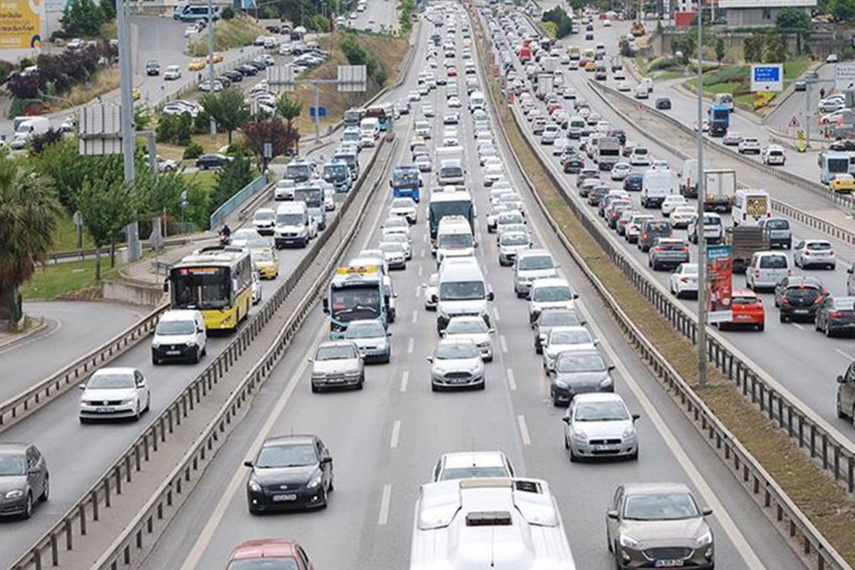 Mynet’in haberine göre, Ukrayna savaşı, çip krizi, tedarik sorunları ve kurların yüksek olması nedeniyle neredeyse her ay zam gelen otomobil vatandaş için artık yatırım aracı oldu. Sektör temsilcileri bu rakamların geçtiğimiz yıllara göre düşük ancak içinde bulunduğumuz koşullar nedeniyle hiç de fena olmadığının altını çiziyor. En çok merak edilen konu olan araç fiyatlarının daha da artıp artmayacağı konusunda ise sıfır araçlarda bir zam beklentisi olmazken, ikinci el araç fiyatlarında ise yüzde 2 ila 4 arasında zam gelebileceği belirtiliyor.