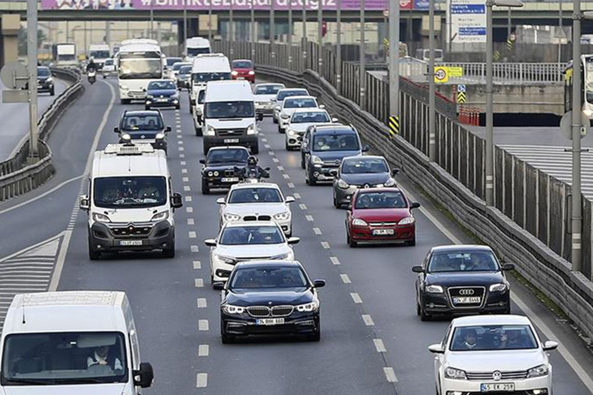 “Sıfır kilometrede tedarik sorunu kalkmış olsaydı daha fazla sıfır kilometre araç satılacaktı ve bu ikinci el satışlarını da tetikleyecekti” diyen Hüsamettin Yalçın, “Dolayısıyla öyle bir durum olmadığı için bu rakamlar düşük ama içinde bulunduğumuz koşullara göre çok da kötü rakamlar değil. Çok da enseyi karartmamak ve otomobil sektörünü cesaretlendirmek gerekiyor” diyerek sektöre de bir mesaj iletti.