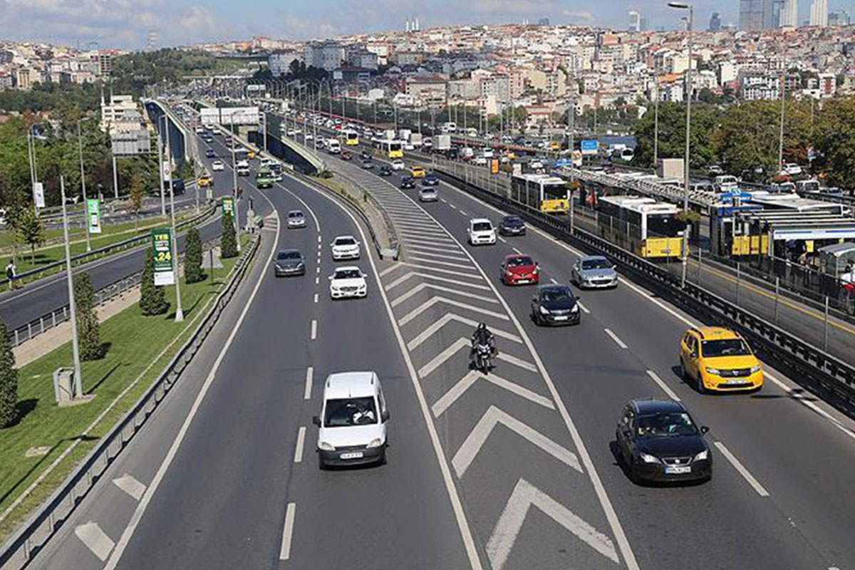 Otomobilin artık bir vasıtadan çok yatırım aracı gibi görülmeye başlandığının altını çizen Yalçın, “Bir aracın toplam sahiplik maliyeti yani servis, bakım, lastik, sigorta, kasko, akaryakıt gibi maliyetlerin tümünden oluşuyor. Sıfır kilometre araç fiyatları arttığı için otomobil artık bir yatırım aracı haline geldi. Bu maliyetlere katlanıp sıfır kilometre araç alan insanlar kredi faiz getirisindense otomobil fiyatları her geçen gün değerlendiği için bir yatırım aracı olarak görüyor.” dedi. 