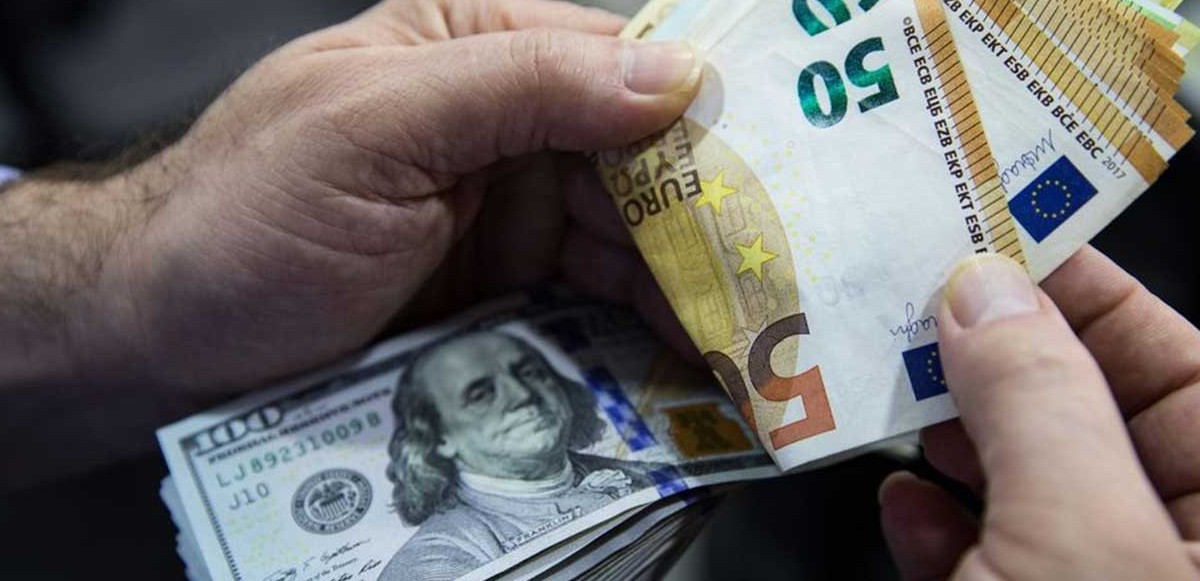 ''Dolar/TL kuru 15,86 görülse de kapalı çarşıda 15,98 seviyesinde. Dolar/TL kuru kapalı çarşıda 16,08 seviyesini gördü. Euro/TL kuru16,88 TL seviyesinde. Ancak piyasalarda daha yüksek seviyelerde.''
