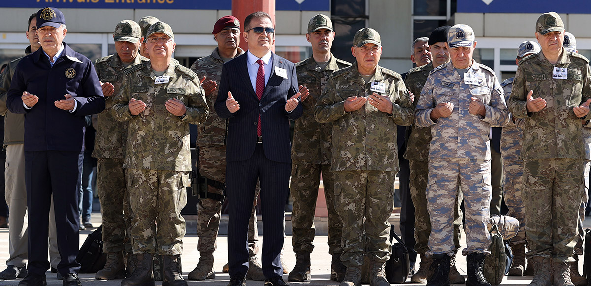 <p>Duanın ardından Hava Kuvvetleri Komutanlığı'na ait iki uçak, şehitlerin naaşlarını memleketlerine götürmek üzere havalandı.</p>