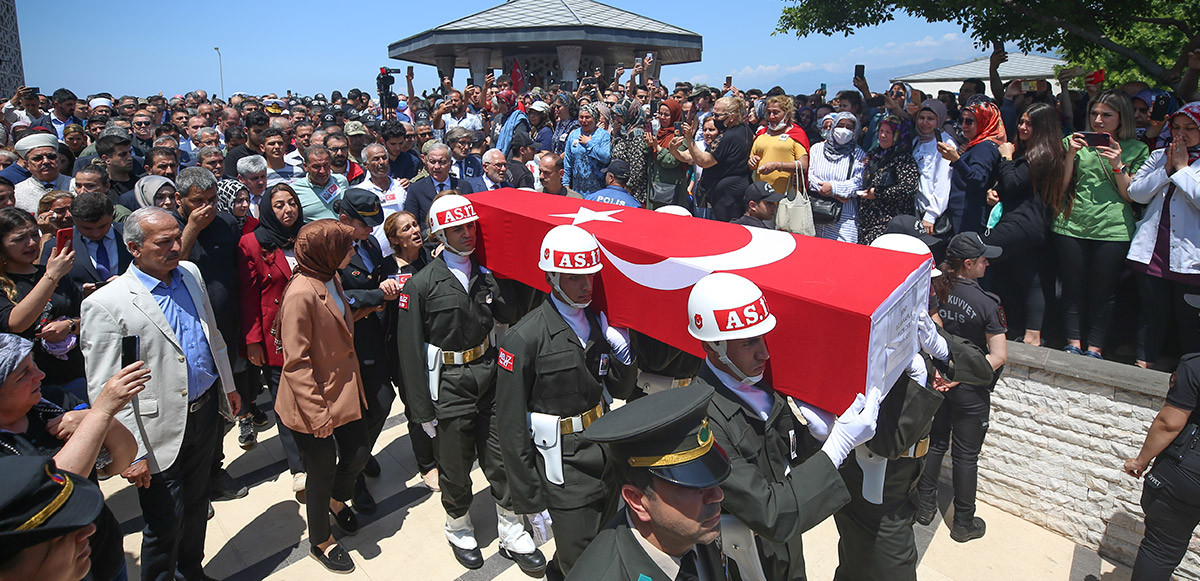 <p>Şehidin naaşı, İl Müftüsü Ömer Faruk Bilgili'nin kıldırdığı cenaze namazının ardından Karaağaç Asri Mezarlık Şehitliği'nde defnedildi.<br /><br /></p>