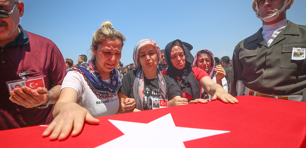 <p>Törende, şehidin babası Erkan ile annesi Sevinç Kapılay, ayakta durmakta güçlük çekti.</p>