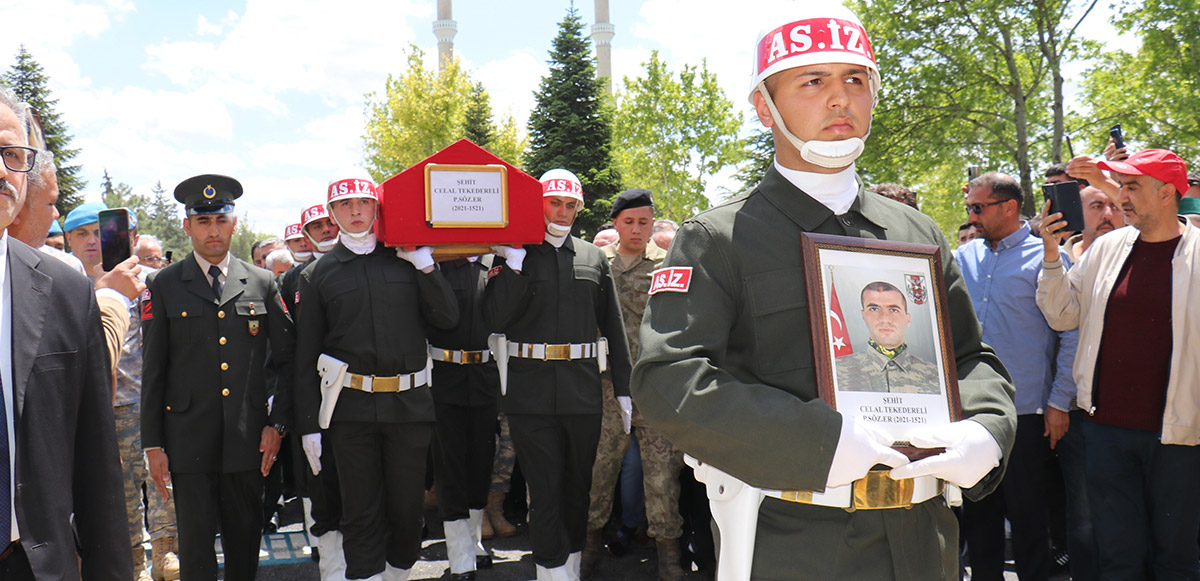 <p>Malatya Erhaç Havaalanında askeri erkan ve şehit ailesi tarafından karşılanan şehidin naaşı daha sonra son kez helallik için Yaka Mahallesi’ndeki evinin önüne götürüldü. Gözyaşlarının sel olduğu helallik alımının ardından şehidin Türk Bayrağı’na sarılı naaşı Malatya Şehir Mezarlığı’na getirildi.</p>