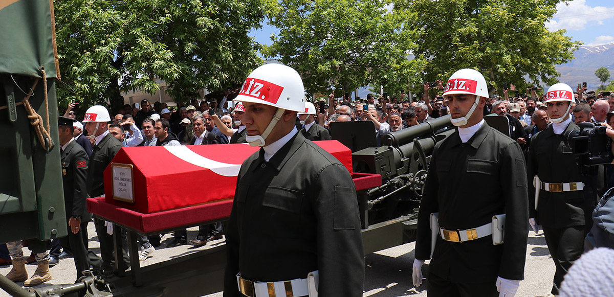 <p>Burada kılınan öğle namazının ardından Şehit asker için cenaze töreni düzenlendi. Buradaki törene Gençlik ve Spor Bakan Yardımcısı İhsan Selim Baydaş, Malatya Valisi Hulusi Şahin, 2. Ordu Kurmay Başkanı Tümgeneral Selami Arslan, Malatya Büyükşehir Belediye Başkanı Selahattin Gürkan, MHP Malatya Milletvekili Mehmet Fendoğlu ile çok sayıda askeri ve polis erkanı, belediye başkanları, sivil toplum kuruluşları ile çok sayıda vatandaş katıldı.</p>