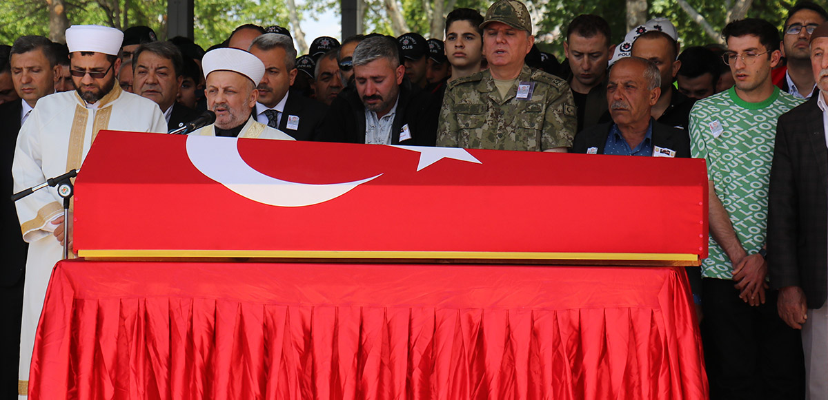 <p>İl Müftüsü Veysel Işıldar tarafından kılınan cenaze namazının ardından tekbirlerle top arabasında Malatya Şehitliği’ne kadar getirilen şehidin naaşı daha sonra burada gözyaşları arasında defnedildi. </p>