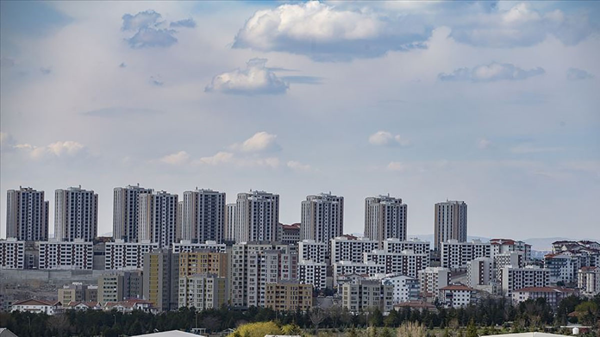 <p>İstanbul'un Esenyurt ilçesi, 977 bin 489 nüfusuyla Türkiye'nin en kalabalık ilçesi olarak öne çıktı ve 57 ili nüfus bazında geride bıraktı.</p>