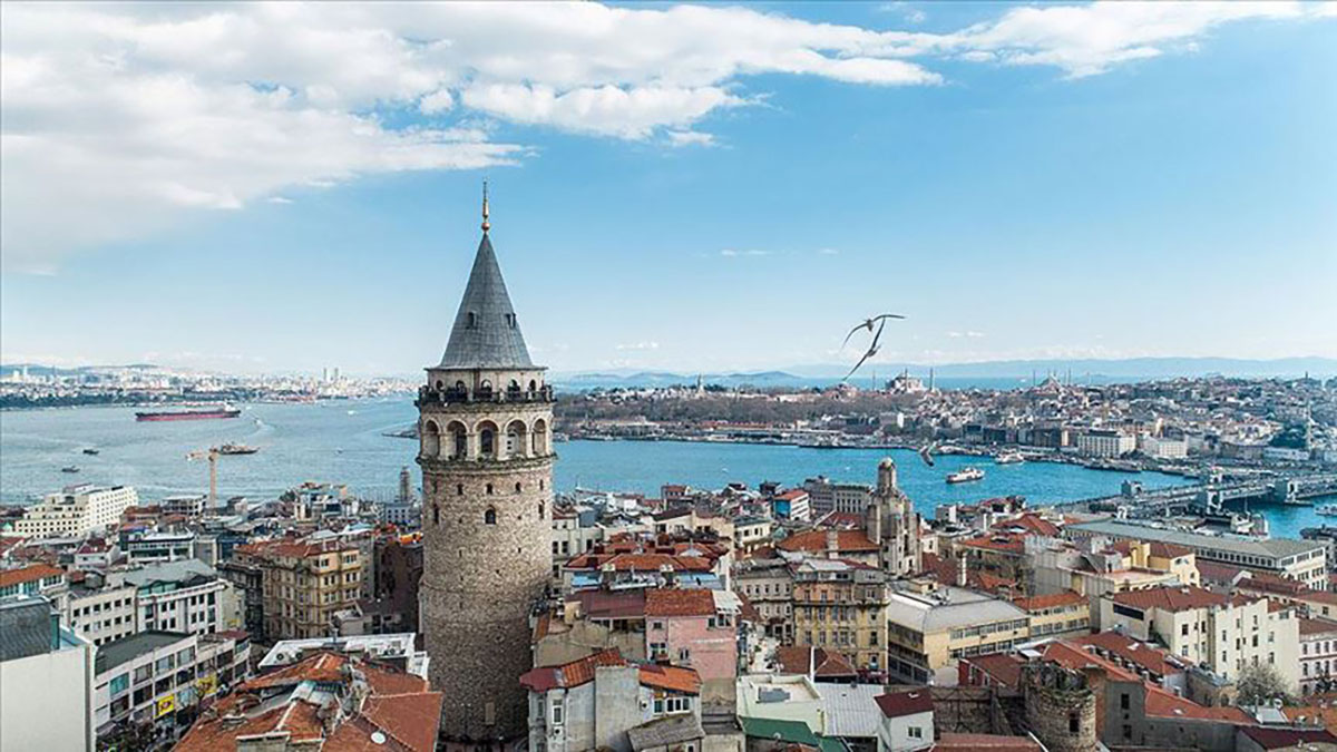 <p>Tarihi ve doğal güzelliği ile turistlerin gözdesi haline gelen İstanbul'un nüfus verileri ise dikkat çekiyor. İstanbul'un nüfusu 15 milyon 840 bin 900. </p>