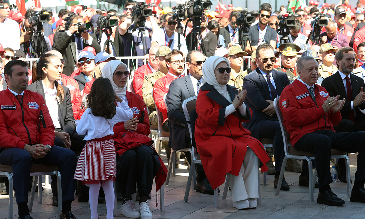 <p>Sahnede yaptığı konuşmasında bugünün Azerbaycan’ın bağımsızlık günü olduğunu belirten Aliyev, “Bu bayramı, çifte bayram yapan aziz kardeşimin bizimle beraber olmasıdır. Azerbaycan halkı adına Türkiye Cumhurbaşkanı ve onunla beraber gelenleri tüm samimiyetimle selamlıyorum” dedi.</p>