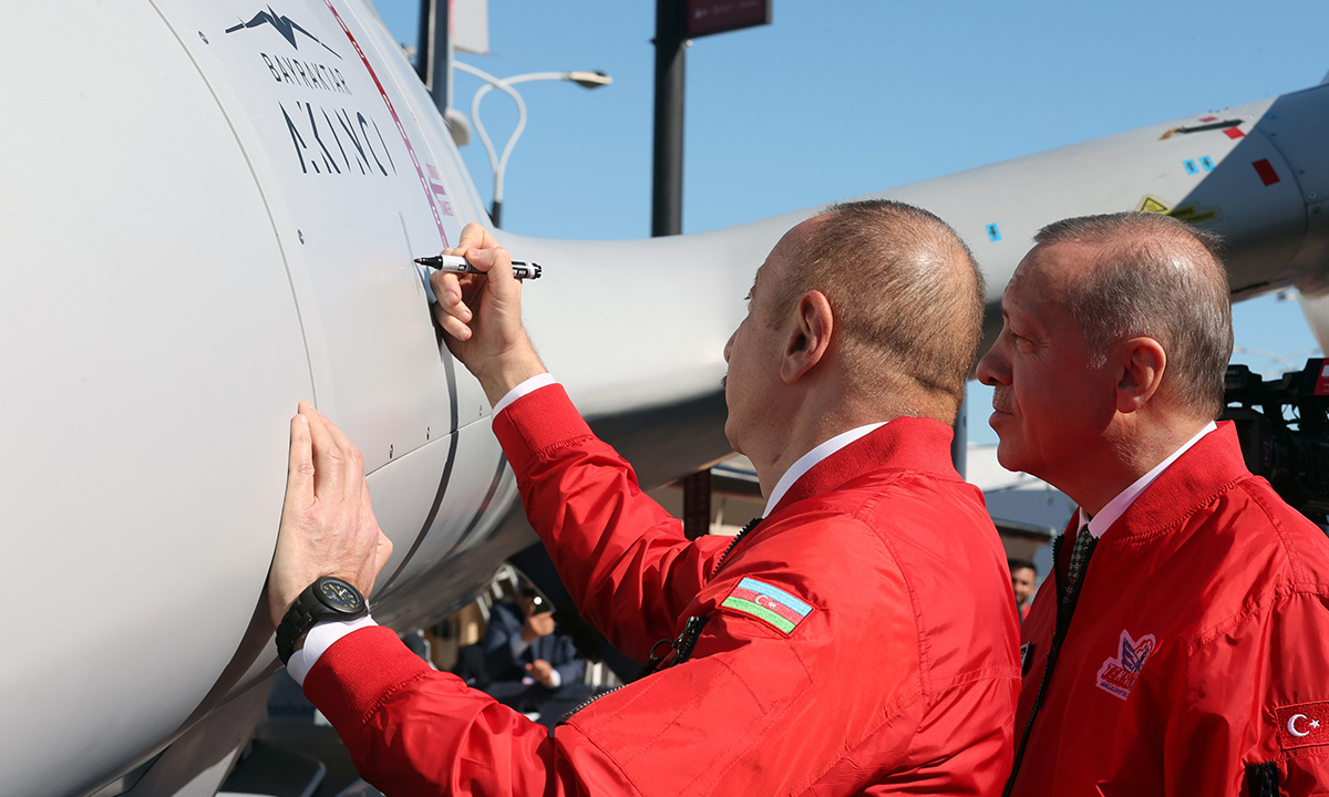 <p>Cumhurbaşkanı Erdoğan ve Azerbaycan Cumhurbaşkanı Aliyev, alanda sergilenen hava araçları Cezeri ve Orbiter hakkında da bilgi aldı.</p>