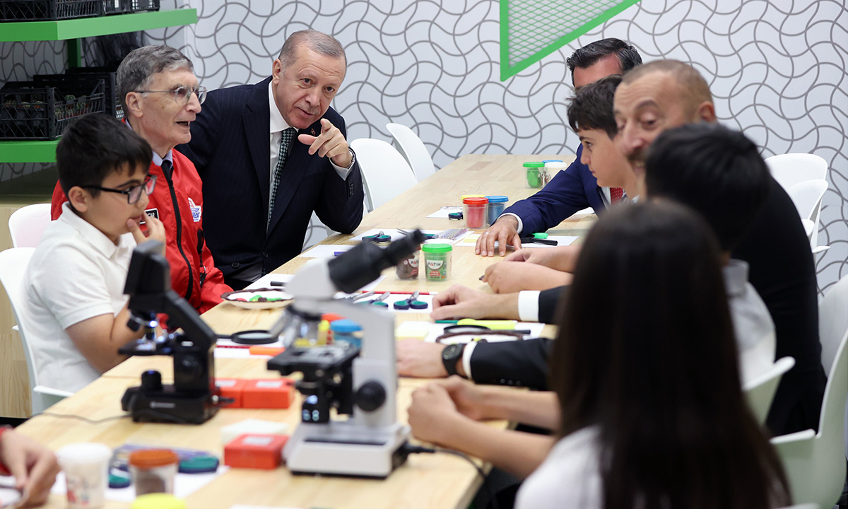 <p>İki lider TEKNOFEST Azerbaycan alanındaki stantları ziyaret ederek silahlı insansız hava aracı Akıncı önünde fotoğraf çektirdi.</p>