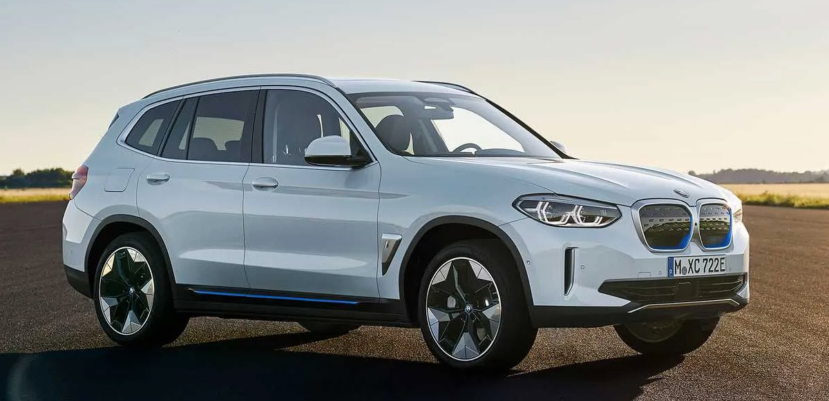 <h3>BMW iX3</h3><p>Bu model, mevcut BMW X3’ün ana tasarımını korurken “BMW i” ailesinin detaylarıyla kendini belli ediyor. Tam şarjlı haldeyken 460 km’ye kadar menzil sağlayabilen BMW iX3, 150 kw’a kadar yüksek güçlü şarj edilebilme özelliğiyle dikkat çekiyor.<br /><br />Fiyat: 2 milyon 216 bin 500 TL</p>