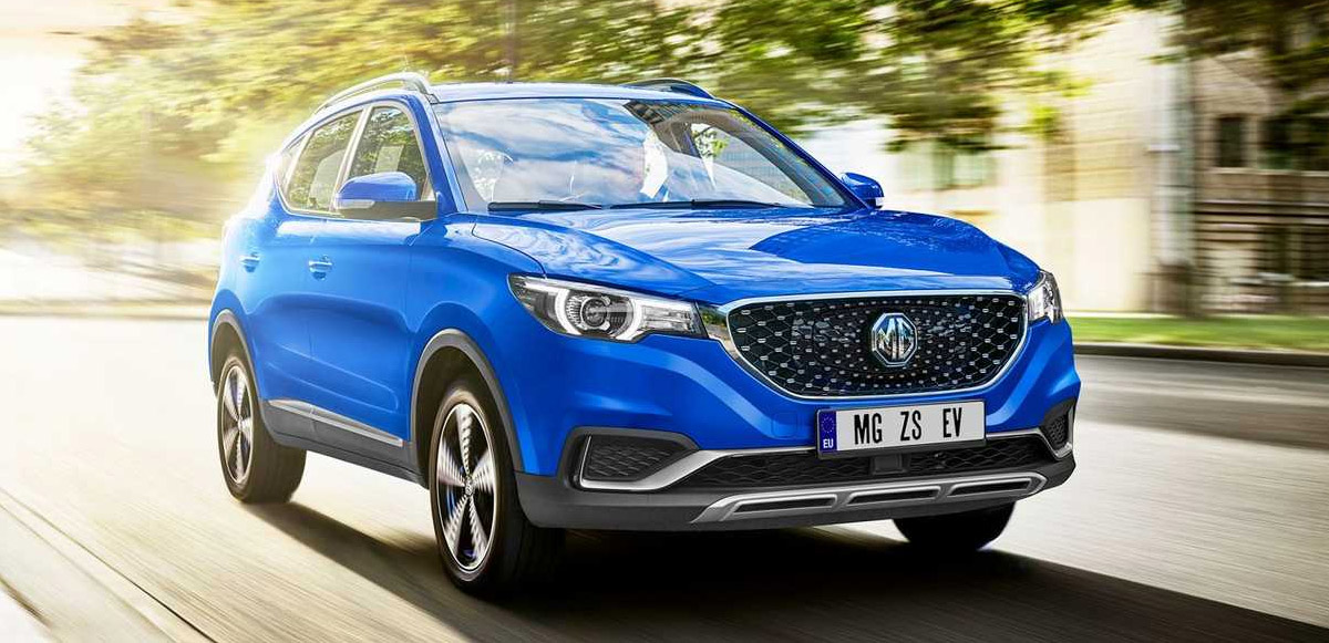 <h3>MG ZS EV</h3><p>Çin’deki üretiminin başlamasının ardından, elektrikli ZS EV modeli, geçen yıl ülkemize giriş yapmıştı.<br /><br />CATL marka su bazlı sıvı soğutmalı 44,5 kWS batarya kapasitesi ile 335 km menzil sunabilen MG ZS EV, evinizdeki prizden 7 saat 45 dakikada tam şarja ulaşılabiliyor.<br /><br />Eski fiyat: 729 bin TL<br />Yeni fiyat: Makyajlı versiyonu geldikten sonra açıklanacak</p>