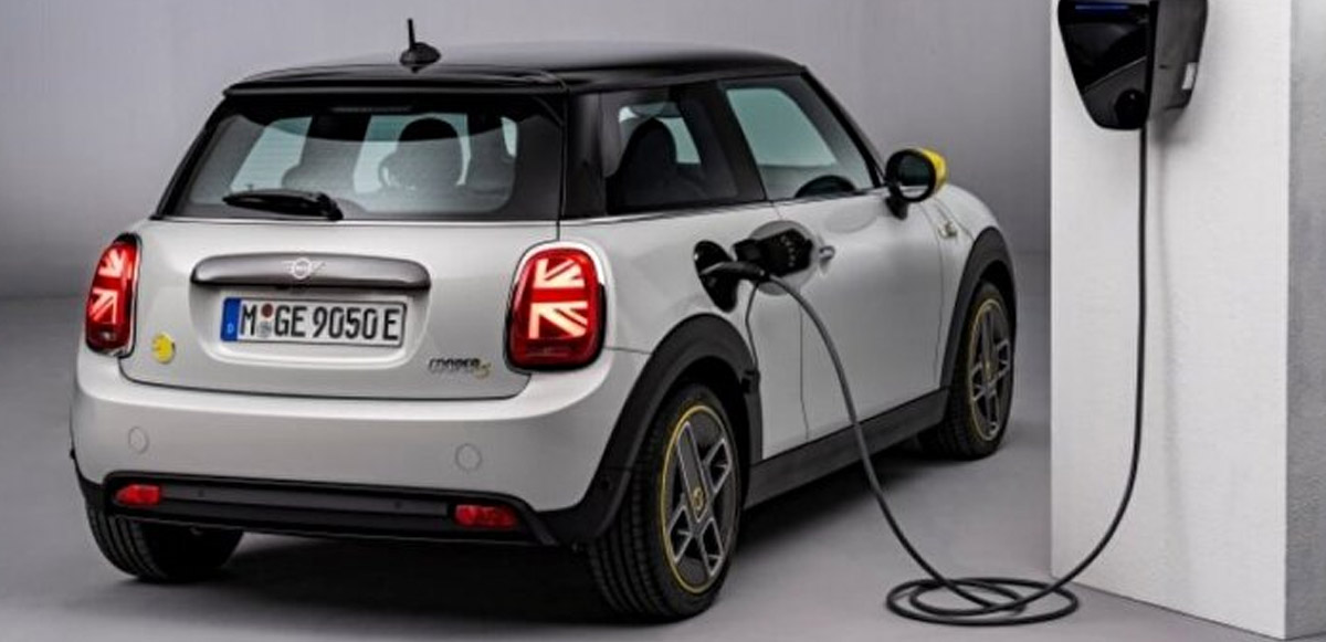 <h3>MİNİ COOPER SE</h3><p>MINI Cooper SE adındaki elektrikli otomobil markanın Go-Kart hissini veren sürüş karakterini sessiz ve çevreci bir biçimde yaşatıyor.<br /><br />184 HP güç sunan araç 7.3 saniyede 0-100 km/s hızlanmasını tamamlayabiliyor. Hızlı şarj istasyonlarında yarım saat içinde bataryalarını yüzde 80 doldurabilen MINI Cooper SE, tam batarya doluluğunda ise 232 km menzil sağlıyor.<br /><br />Fiyat: 1 milyon 123 bin 381 TL</p>