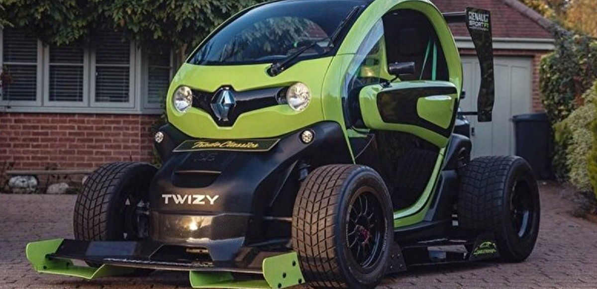 <h3>RENAULT TWİZY E-TECH</h3><p>Renault Twizy menzili 100 km ve 80 km/s hıza ulaşabiliyor. 474 kiloluk bir ağırlığa sahip bu iki kişilik araç yaklaşık 3,5 saatte tam şarj oluyor.<br /><br />Fiyat: 367 bin 900 TL</p>