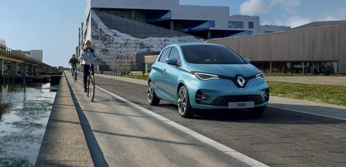 <h3>RENAULT ZOE</h3><p>Türkiye’de satın alabileceğiniz en uygun fiyatlı elektrikli otomobillerden biri olan Renault Zoe, daha fazla menzil ve daha hızlı şarj sunan yeni versiyonuyla yakın bir zamanda güncellenmişti.<br /><br />395 km’ye kadar menzil sunabilen Renault Zoe, 22 kW’lık halka açık şarj istasyonunda 1 saatte 120 km sürüş menzili sunabilirken 50 kW’lık hızlı şarj istasyonundaysa yaklaşık yarım saate 150 km’lik menzil sağlayabiliyor.<br /><br />Fiyat: 662 bin 900 TL</p>