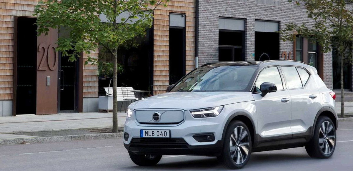 <h3>VOLVO XC40 RECHARGE</h3><p>Volvo XC40 Recharge, tek bir şarj ve 408 hp çıkışla 418 kilometre menzil sunuyor. Otomobilin bataryası, hızlı şarj sistemiyle yaklaşık 40 dakikada yüzde 80 düzeyinde şarj edilebiliyor.<br /><br />XC40 SUV modelinin tamamen elektrikli bir versiyonu olan XC40 Recharge, Volvo Cars’ın Kompakt Modüler Mimarisi (CMA) üzerinde üretiliyor.<br /><br />Fiyat: 1 milyon 357 bin 647 TL</p>