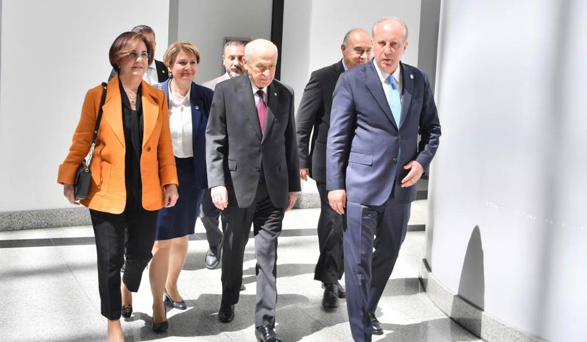 <p>Yaklaşık yarım saat süren görüşmenin sonunda MHP Genel Başkanı Bahçeli'nin hareketi dikkat çekti.</p>