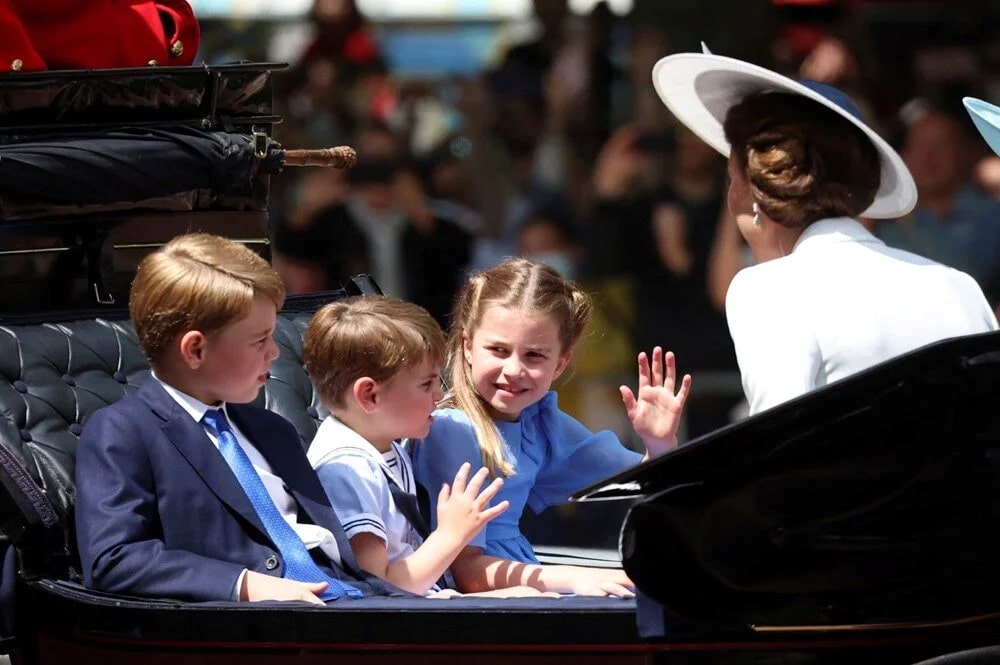 <p>Askerler daha sonra 260 yıllık bir gelenek olan Trooping the Colour adlı askeri töreni sürdürdü. Binlerce Londralı Tralfagar Meydanı’nda ve Buckingham Sarayı çevresindeki alanlarda askeri geçit törenini seyrederken, İngiltere'nin en uzun süre tahtta kalan hükümdarı unvanına sahip olan Kraliçe Elizabeth ile kraliyet ailesi üyeleri de Buckingham Sarayı'na gelmeye başladı.</p>