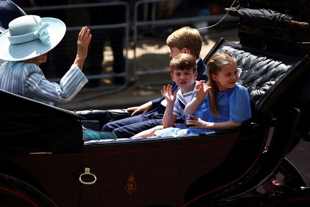 <p>Binlerce Londralı 260 yıllık bir gelenek olan Trooping the Colour aslı askeri töreni izlerken İngiltere’nin en uzun süre tahtta kalan hükümdarı unvanına sahip olan Kraliçe Elizabeth ile beraber kraliyet ailesi üyeleri Buckhingam Sarayı’na gelmeye başladı.  </p>