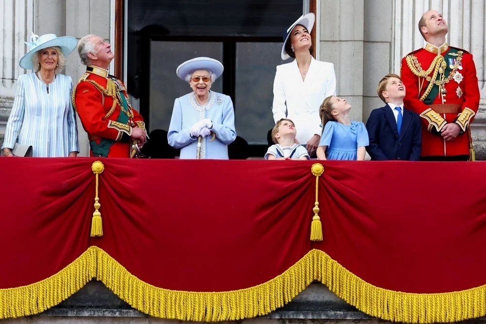 <p>Kate Middleton ile Prens William'ın üç çocuğu da at arabalarıyla Buckingham'a ulaştı. Üç kardeş, kendilerini izleyen halkı el sallayarak selamladı. Aynı at arabasında Kate Middleton ile Prens Charles'ın eşi Düşes Camila da yer aldı.</p>