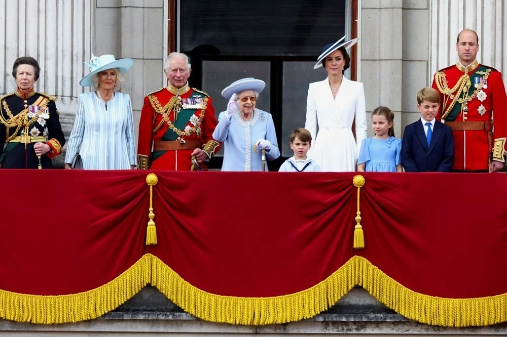 <p>Geleneksel balkon selamında bu yıl Kraliçe ile birlikte Gloucester Dükü ve Düşesi, Kent Dükü ve Düşesi, Prenses Anne ve kocası Tim Laurence, Camilla Parker Bowles, Prens Charles, Kate Middleton, Prens William ve üç çocukları, Prens Edward ve eşi Sophie ile iki çocukları yer aldı.</p>