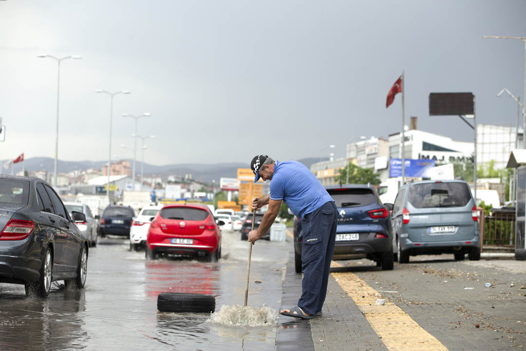 <p>Başkentte öğle saatlerinde başlayan sağanak ile dolu cadde ve sokaklarda etkili oldu.</p>