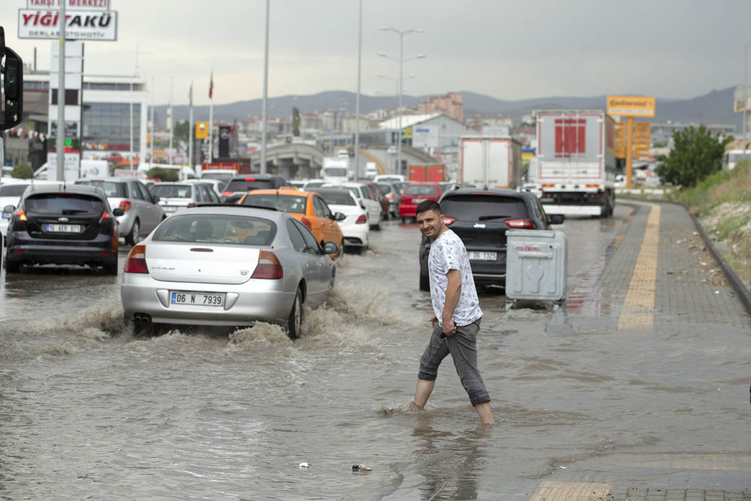 <p>Cadde üzerindeki dükkanların su baskınlarına karşı önlem almaya çalıştı, yoldaki vatandaşlar da ıslanmamak için otobüs duraklarına sığındı.</p>