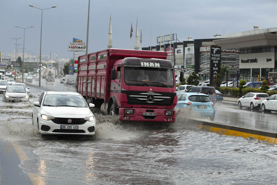 <h3>ANKARA VALİLİĞİ UYARDI</h3><p>Ankara Valiliği, sabah saatlerinde sosyal medya hesabından kuvvetli sağanak beklendiğini duyurmuştu.</p><p> </p>