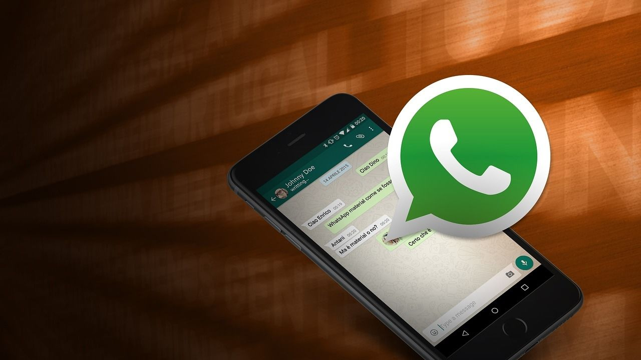 <p>WhatsApp'a her geçen gün yeni özellikler eklenmeye devam ederken, şimdi ise başka önemli bir yeniliğin daha test edildiği ortaya çıktı. Halihazırda mevcut uygulamada durumlar ve mesajlaşma bölümü normalde farklı sayfalarda bulunuyor. Ancak WhatsApp bu noktada önemli bir değişikliğe hazırlanıyor...</p>