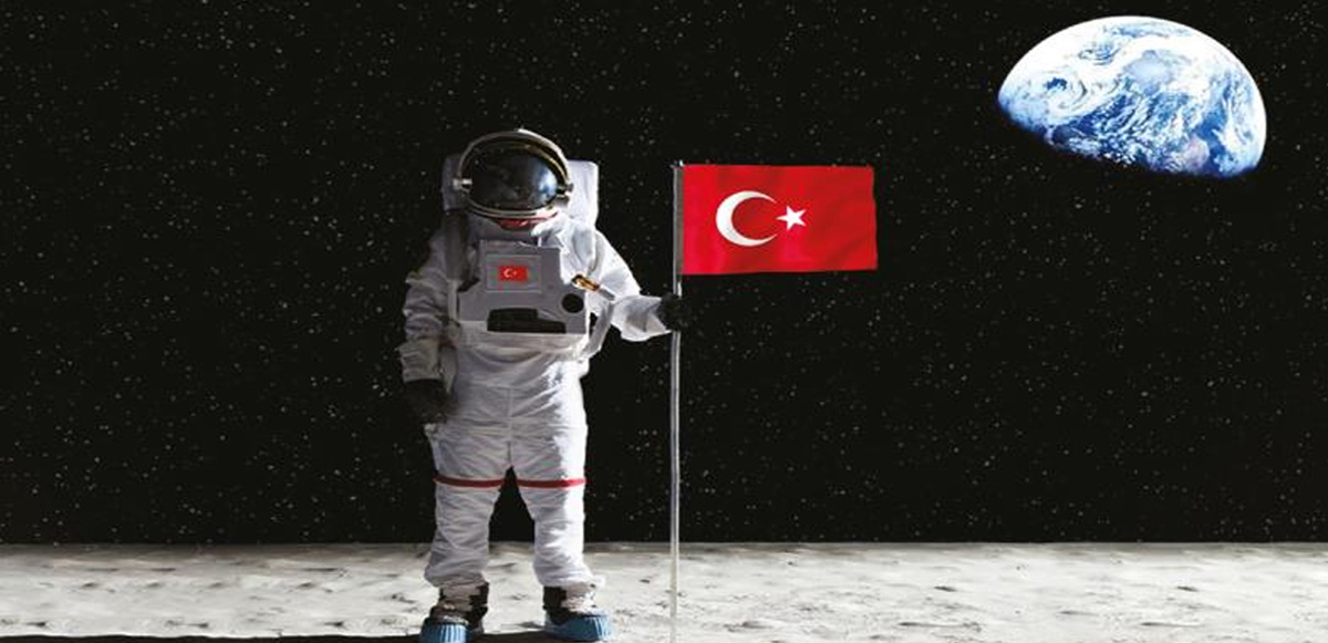 <p>UZAY MEKİĞİNDE TAM DONANIMLI MUTFAKLAR VAR</p><p>Yerçekimi olmaması nedeniyle uzayda yemek yemenin astronotlar için önemli zorlukları olduğunu ifade eden TAFED Başkanı Zeki Açıköz, uzayda yiyeceklerin muhafaza edilme koşulları ile ilgili olarak da bazı bilgileri paylaştı.</p><p>Modern uzay mekikleri sayesinde astronotların artık Dünya’daki çoğu yiyeceği yiyebildiğini belirterek “Yiyeceklerin hala özel bir şekilde dehidre edilmesi veya hazırlanması gerekiyor. Ancak uzay mekiklerinde artık sıcak su ve hatta fırın içeren tam donanımlı mutfaklar bulunmaktadır. Astronotlar, lezzet katmak için paketlerde ketçap, hardal ve mayonez gibi çeşniler de kullanabilirler” dedi.</p>