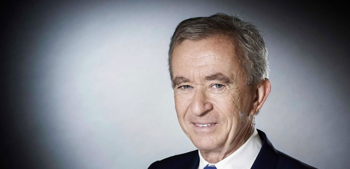 <h3>Bernard Arnault</h3><p>Christian Dior, Louis Vuitton, Sephora, Hennessy, Dom Perignon, Fendi, Donna Karan, Givenchy, Zenith, Moet et Chandon, Guerlain ve TAG Heuer gibi markaların olduğu 60'a yakın markanın sahibi olarak bilinen Bernard Arnault’un servetinde, Pazartesi günü 5,4 milyar dolar olmak üzere bu yıl toplamda 56,8 milyar dolarlık kayıp yaşandı. Arnault’un serveti şu anda 121,2 milyar dolar.</p>