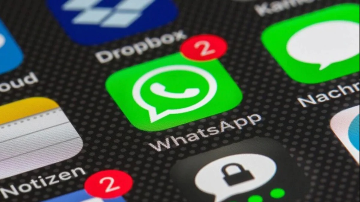 <p>Yeni özellik güncellemeleri hızla devam ederken WhatsApp, son bir yıl içerisinde büyük değişiklikler yaptı. Telegram gibi ciddi bir rakibi bulunan platform, tartışmalı gizlilik sözleşmesinden dolayı kaybettiği müşterileri de kazanmak için var gücüyle çalışıyor.</p>