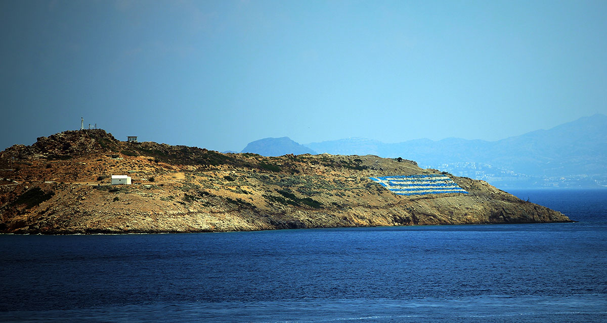 <p>Uluslararası hukuka göre, yerleşime kapalı olan, silahlandırılmaması gereken adalar arasında yer alan Keçi Adası, Yunanistan Başbakanı Kiryakos Miçotakis'in geçen günlerdeki ziyaretiyle gündeme geldi.</p>