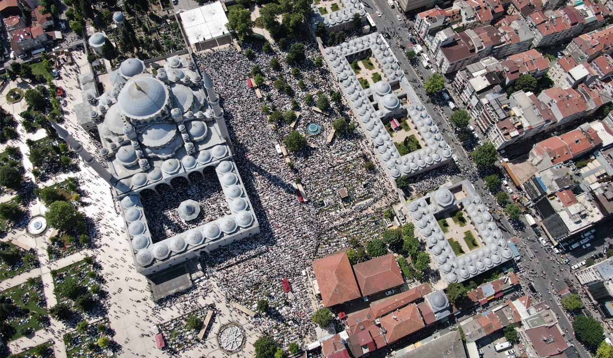 <p>Mahmud Ustaosmanoğlu, cuma namazına müteakip Fatih Camii'nde düzenlenen cenaze töreninin ardından son yolculuğuna uğurlandı.</p>