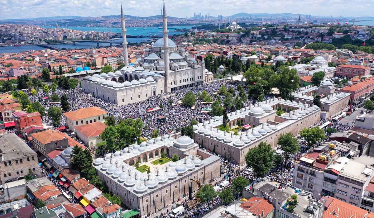 <p>İşte Mahmud Ustaosmanoğlu'nun Fatih Camii'nde düzenlenen cenaze töreninden <a href=