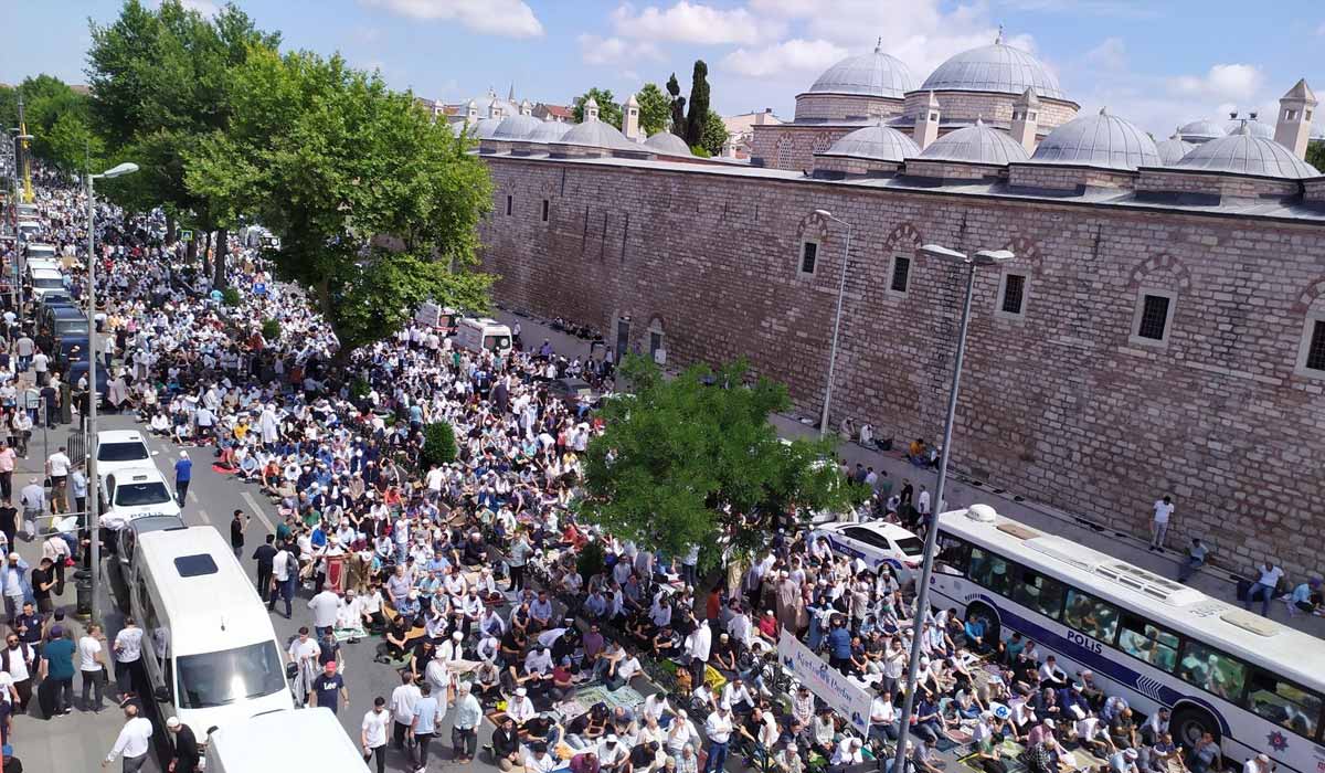 <p>Cenaze töreni nedeniyle cami ve çevresinde yoğun güvenlik önlemi alındı.</p>