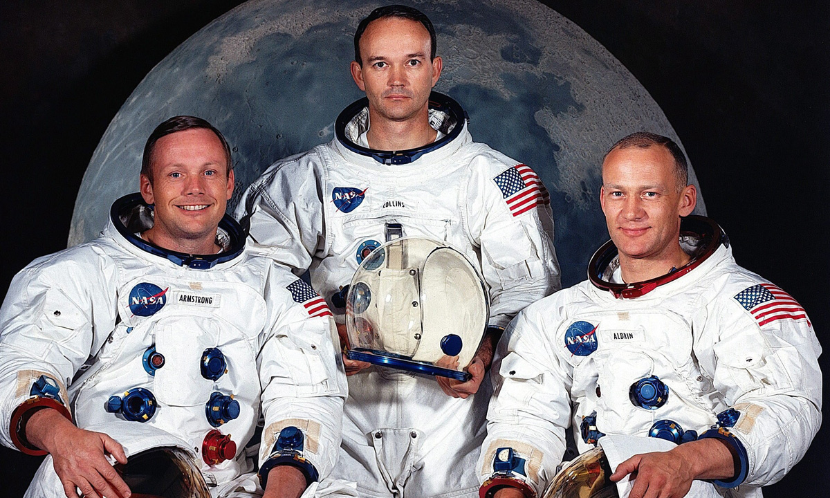 <p>Apollo 11 görevinde iki astronot Ay yüzeyine ayak basarak Ay’a adım atan ilk insanlar olarak tarihe geçti.  ABD Havacılık ve Uzay Ajansı astronotları Neil Armstrong ve Buzz Aldrin 20 Temmuz 1969 günü Ay yüzeyine iniş yaparken, Michael Collins ise Ay’ın yörüngesinde tek başına ekip arkadaşlarını bekledi. </p>