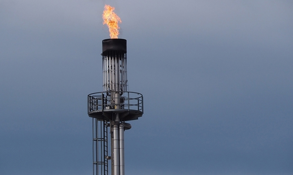 <p>Ukrayna da saldırılara karşılık vererek Karadeniz'deki üç Rus doğal gaz kulesine füze saldırısı düzenledi ve Rus donanmasına büyük hasarlar verdi. Ukraynalı kaynaklara göre, Rus gaz kuleleri kuşatma altındaki ülkelere saldırmak için kullanılan depolanmış ekipmanlardı.</p>