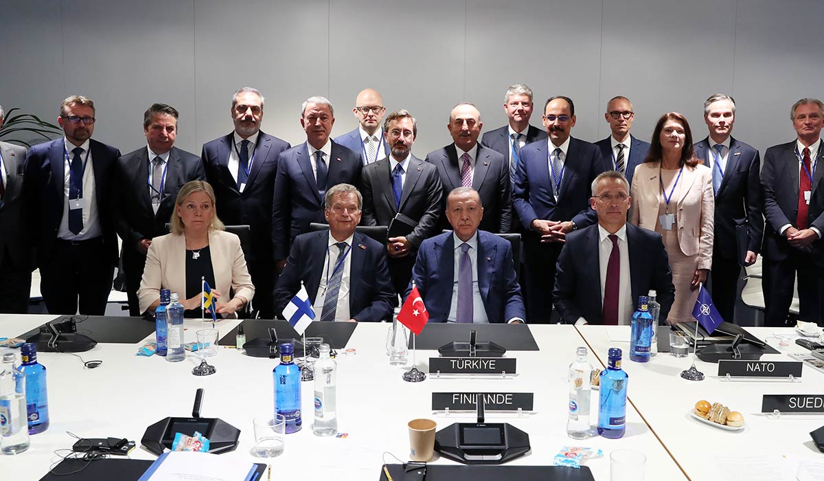 <p>Teröre destek verdikleri gerekçesiyle Türkiye'nin NATO üyeliğini veto ettiği İsveç ve Finlandiya, Türk tarafının şartlarını kabul etti.</p>