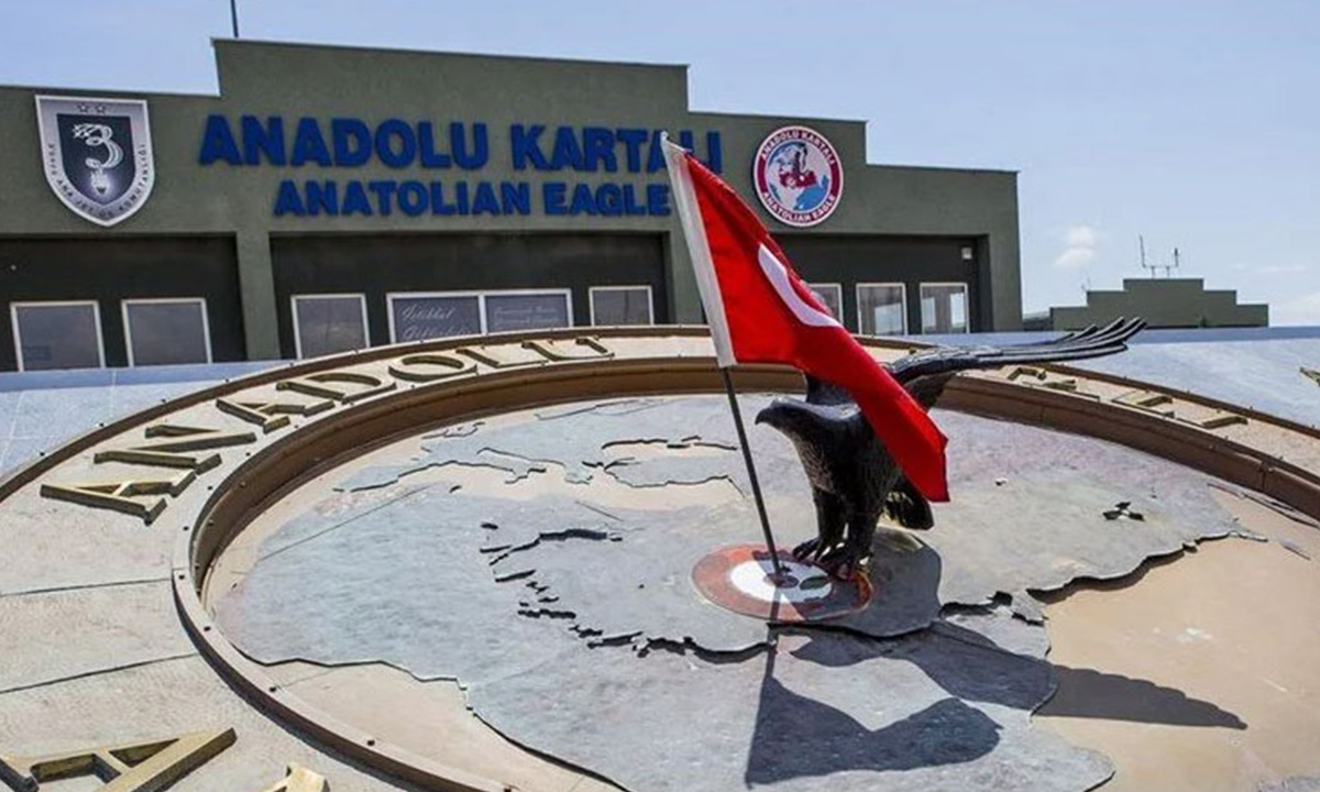 <p>Anadolu Kartalı Komutanı Türk Hava Kuvvetleri Yarbay Turgay Tümer, “DACCC’nin Anadolu Kartalı’na katılması NATO işbirliğinin güzel bir örneğidir. DACCC personelini burada ağırlamaktan mutluluk duyuyoruz.”</p>