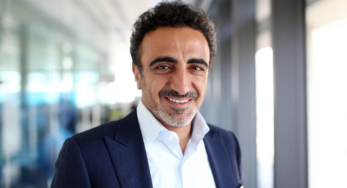 <h3><strong>HAMDİ ULUKAYA</strong></h3><p>1972 yılında Erzincan’da dünyaya gelen Hamdi Ulukaya, aslen Erzincanlıdır. Kürt asıllı Türk girişimci ve iş insanı olan Ulukaya, Ankara Üniversitesi Siyaset Bilimi ve Kamu Yönetimi Bölümü’nden mezundur. 1994 yılında İngilizce Öğrenmek amacıyla gitmiş olduğu ABD’de University of Albany’de eğitim almıştır. 2002 yılında babasının tavsiyesiyle küçük bir beyaz peynir fabrikası kurmuştur. 2005 yılında New York’ta kapatılmış olan bit yoğurt fabrikasını satın almış ve hiç bilmediği bir alanda kendini ilerleterek, burayı bir imparatorluk haline getirmiştir. Chobani markasını 5 yıl gibi kısa bir süre içerisinde Amerika’nın lider yoğurt markalarından biri yapmıştır.</p><p>Hamdi Ulukaya’nın serveti 2.4 milyar dolar değerindedir. Forbes 2022 dünyanın en zenginleri listesine 1292. sıradan giren Ulukaya, Türkiye’nin en zengin üçüncü iş insanıdır.</p>