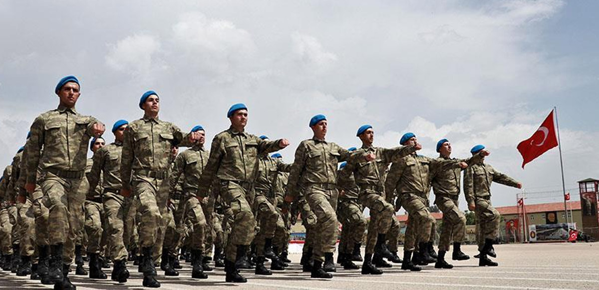 <p>Bir takvim yılında 184 gün ve daha fazla süreyle yurt içinde bulundukları için dövizle askerlik kapsamından çıkarılanlar da kapsam içine alınacak. Genelkurmay Başkanı'nın yaş haddi 72'ye yükseltildi Meclis Genel Kurulu'nda kabul edilen yasayla, Genelkurmay Başkanı'nın yaş haddi birer yıllık süreyle 72'ye yükseltilecek.</p>