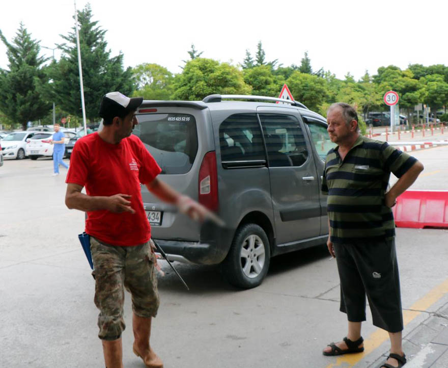 <p>Bazı acemi kasaplar ellerindeki bıçağı hayvan yerine kendisine batırırken, bazı kasaplar ise kurbanlıkları devirirken ya düştüler ya da hayvanın altında ezilerek yaralandılar.</p><p> </p>