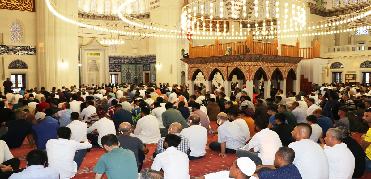 <p><strong>Kuzey Kıbrıs Türk Cumhuriyeti:</strong> Vatandaşlar, bayram namazı için camilere akın etti. Başkent Lefkoşa'daki Hala Sultan Camii, namaz öncesinde kısa sürede doldu. Bazı vatandaşlar namazlarını cami avlusunda eda etti.</p>