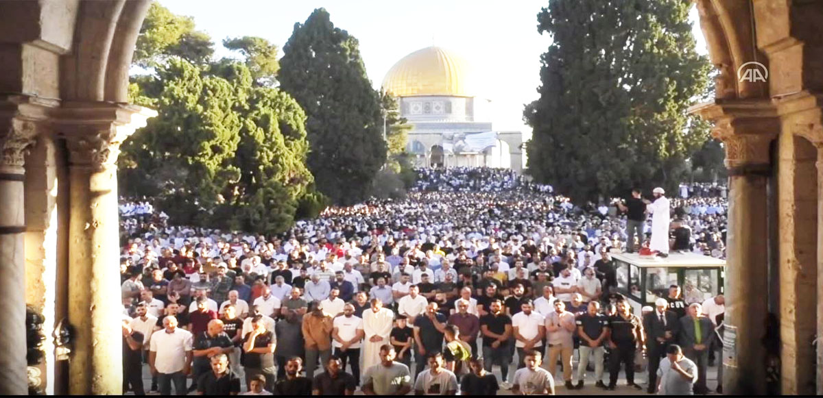 <p><strong>Mescid-i Aksa: </strong>İşgal altındaki Doğu Kudüs'te bulunan Mescid'i Aksa'da bir araya gelen Müslümanlar, Kurban Bayramı namazını kıldı. Namaz sonrası Filistinliler, Mescid-i Aksa avlusunda bayramı kutladı.</p>